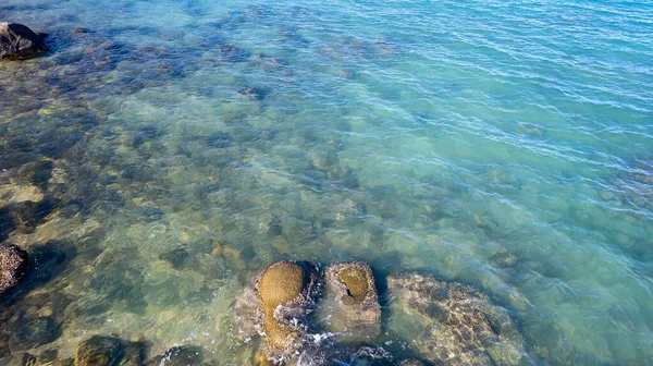 Vista Aérea Aérea Rocas Justo Fuera Del Agua Medida Que —  Fotos de Stock