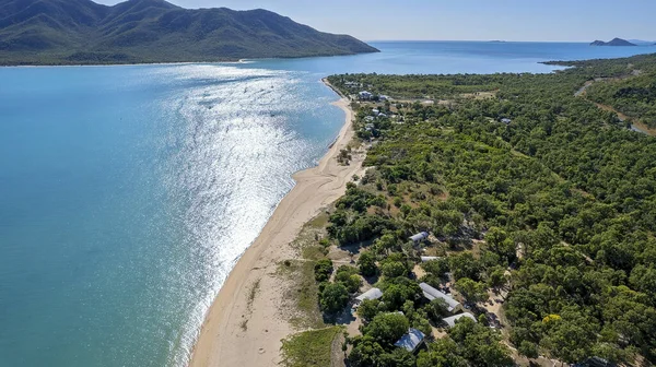 Uitzicht Vanuit Lucht Een Bosrijke Nederzetting Aan Het Strand Met — Stockfoto