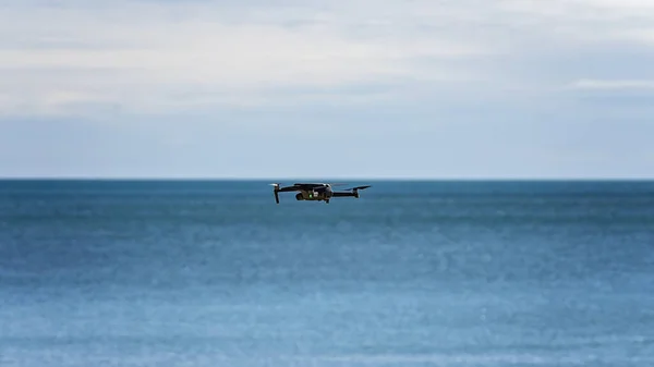 Drone Hovering Water Just Horizon Ready Take Photograph Ocean Landscape — Foto Stock