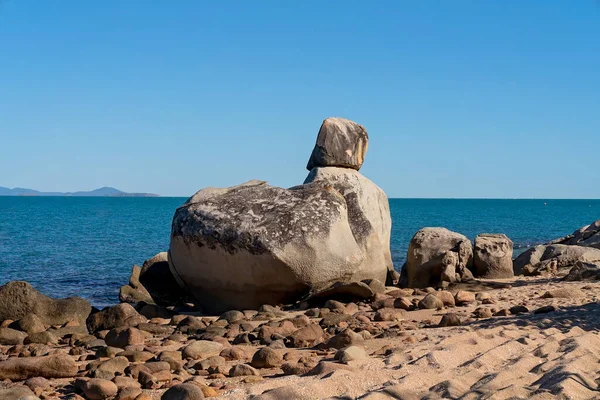 Balancing Stones Rocky Beach Ocean Background Beautiful Calm Morning — Fotografia de Stock