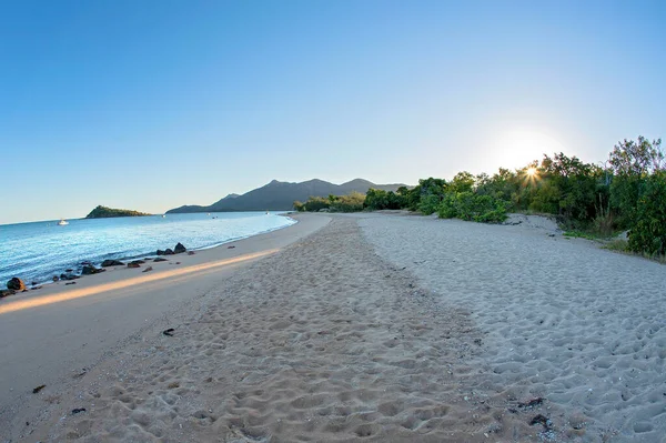 Vroeg Ochtend Licht Een Zandstrand Met Boten Oceaan Visooglens — Stockfoto