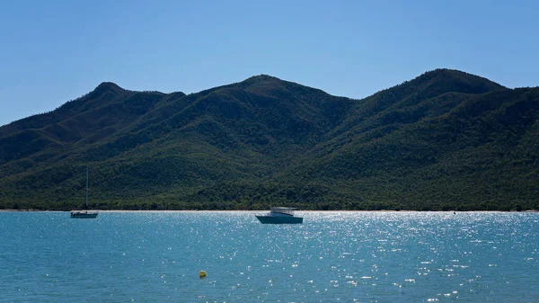 Power Boat Yacht Moored Coast Calm Sea Glistening Early Morning — Foto Stock