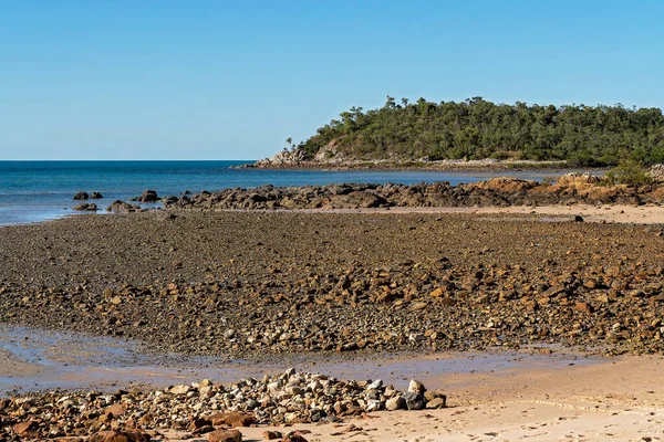 Rocky Beach Low Tide Showing Protruding Rocks Coastline — Fotografia de Stock