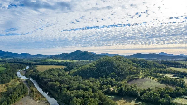 Ecosistema Arroyo Serpenteando Través Del Campo Tropical Bajo Cielo Nublado — Foto de Stock