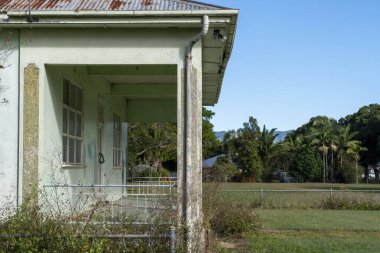 Köy kasabasında terk edilmiş eski bir kulübe bakımsız, bakımsız ve bakımsız.