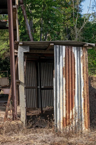 Viejo Cobertizo Jardín Oxidado Junto Una Estructura Superior País Tanto — Foto de Stock