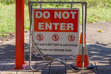 Bir yolun güvenli sayılmadığı tabela girmeyin ve yürüyenlere alternatif yol kullanmalarını tavsiye etmeyin