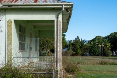 Mackay, Queensland, Avustralya - Haziran 2021: Eski terk edilmiş bir kır evi, bakımsız ve bakımsız.