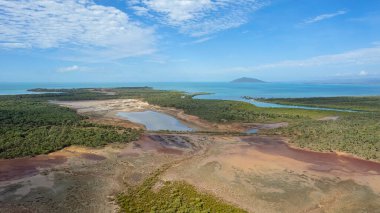 Palmerston Avustralya Burnu 'ndaki okyanusa doğru tuzlu tavalar ve çalılıklar üzerindeki hava manzarası.