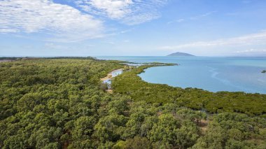 Palmerston Avustralya Burnu 'nun havadan görünüşü ufuktaki bir adaya doğru çalı ve okyanus üzerinden bakıyor.