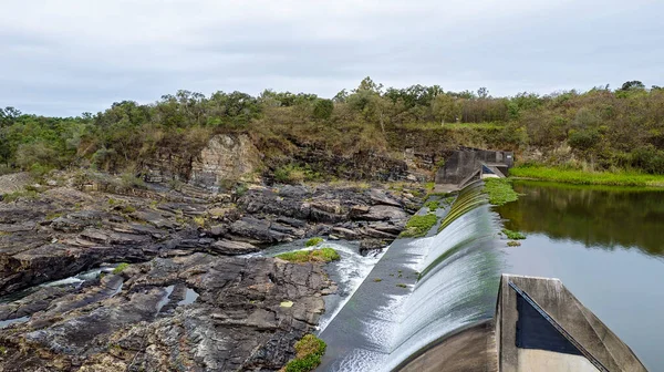 Antena Rocas Aguas Abajo Muro Presa Con Agua Que Fluye —  Fotos de Stock