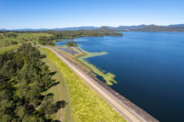 Teemburra Barajı Avustralya 'daki hava sahası kaya duvarı ve suyun genişliğini gösteriyor