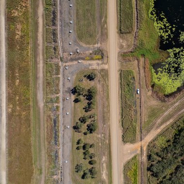 Baraj duvarının yanında parketmiş bir arabanın hava aracı manzarası.