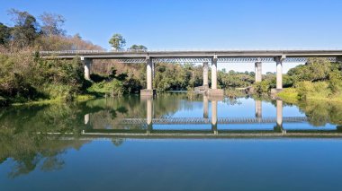 Dere üzerindeki iki köprünün yan insansız hava aracı görüntüsü.