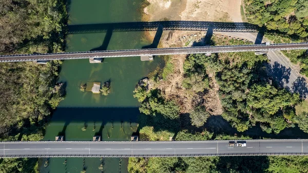 Воздушный Пейзаж Видом Автомобильные Железнодорожные Мосты Тенями — стоковое фото