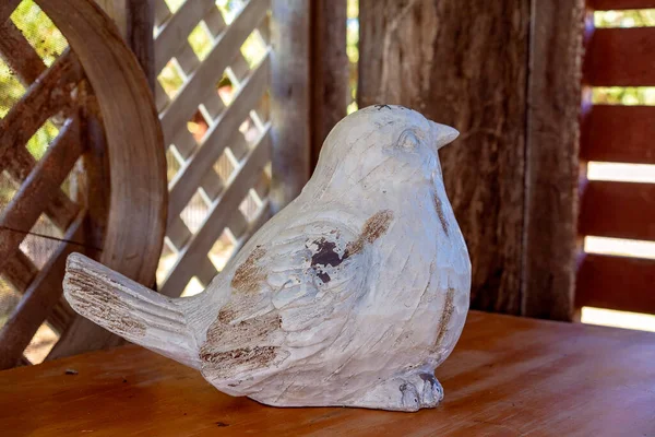 Pequeño Objeto Decorativo Pájaro Madera Sentado Una Mesa Madera —  Fotos de Stock