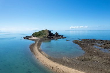 Dalgalar alçaldığında yürüyebileceğin bir ada. Kuzey Kızıl Kayalık Adası, Finlaysons Point, Seaforth, Queensland, Avustralya