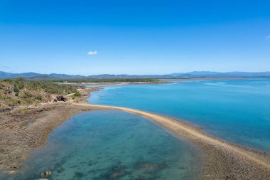 Anakaradan alçak gelgitte iki küçük adaya giden yürüyüş yolu, turistik bölge. Seaforth, Queensland, Avustralya