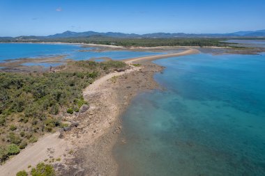 Anakaradan alçak gelgitte iki küçük adaya giden yürüyüş yolu, turistik bölge. Seaforth, Queensland, Avustralya