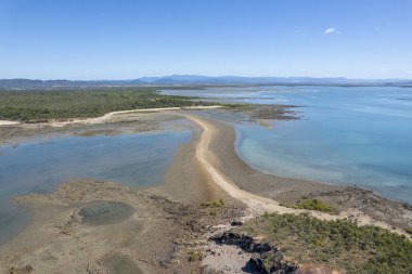 Anakaradan alçak gelgitte iki küçük adaya giden yürüyüş yolu, turistik bölge. Seaforth, Queensland, Avustralya