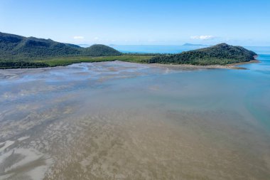Kum ve çamur düzlüklerini gösteren alçak gelgitte kıyı şeridi havası. Cape Hillsborough, Queensland, Avustralya