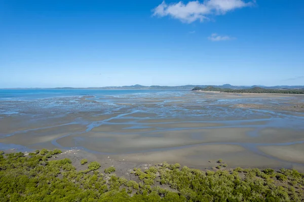 低潮时海岸线的空中景观 露出沙地和泥滩 澳大利亚昆士兰州Hillsborough角 — 图库照片