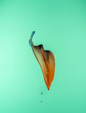 Yarattıklarınıza hareket, renk ve canlılık eklemek için yeşil zemin üzerine mavi ve turuncu bir sıçrama katman, kompozit ve kendi ürün resimlerinizle harmanlayın