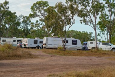 Koumala, Queensland, Avustralya - Ağustos 2021: Karavanlar çalılıklara park edip ücretsiz kampın tadını çıkarıyorlar