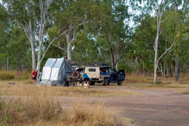 Koumala, Queensland, Avustralya - Ağustos 2021: Kampçılar çalılıklara park etmiş yalnızlığın ve manzaranın tadını çıkarıyorlar