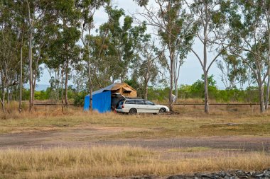Koumala, Queensland, Avustralya - Ağustos 2021: Kampçılar çalılıklara park etmiş yalnızlığın ve manzaranın tadını çıkarıyorlar