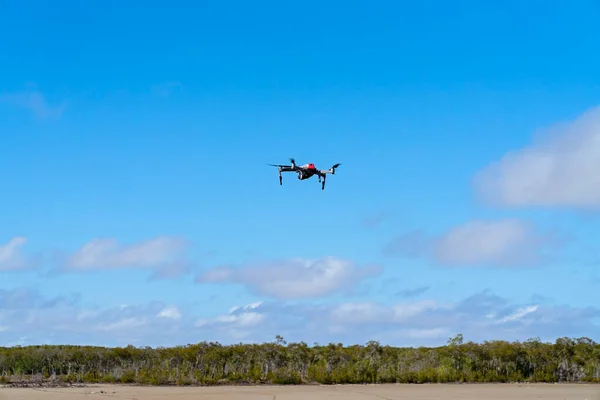 Drone Che Vola Sopra Saline Mangrovie Contro Cielo Blu Nuvoloso — Foto Stock