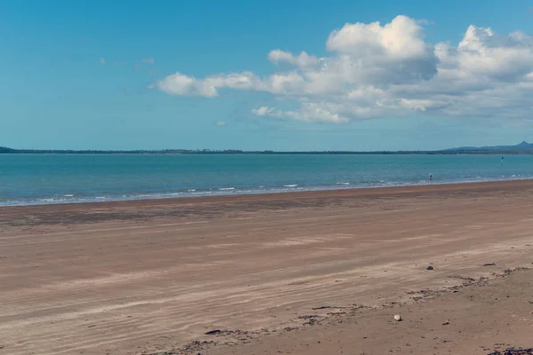 Tonos Color Cinematográfico Una Escena Playa Con Pescador Distancia Marea — Foto de Stock