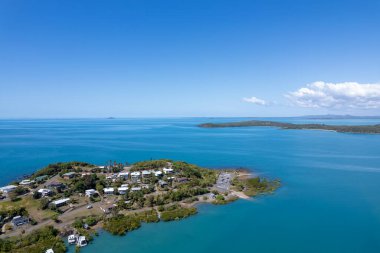 Mercan Denizi, Queensland, Avustralya 'daki Sarina Sahili' nin küçük sahil kasabasında.