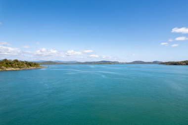 Mavi okyanus ve gökyüzü olan insansız hava aracı manzarası