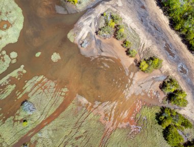 İnsansız hava aracının tuzlu düzlükler üzerinde soyut bir manzara görüntüsü yakalaması.