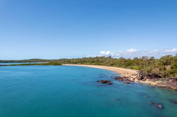 Flyglandskap Från Drönare Som Flyger Längs Kusten Mot Obebodd Sandstrand — Stockfoto