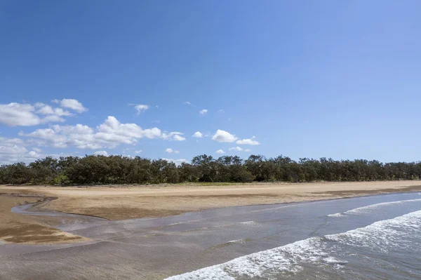 Drone Aereo Attraverso Onde Una Marea Arrivo Una Spiaggia Sabbiosa — Foto Stock