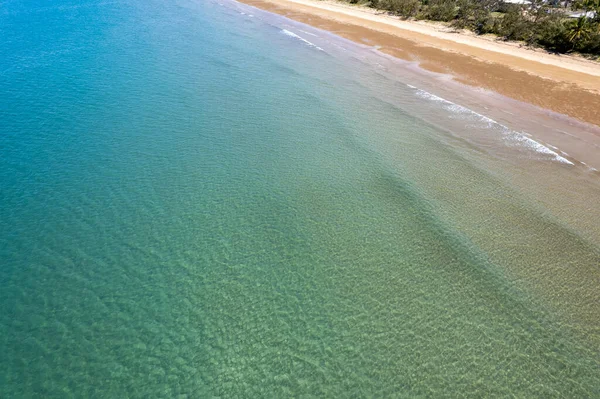 珊瑚海清澈的海水在潮水中涌向一个小海滨社区 无人驾驶航空器 — 图库照片