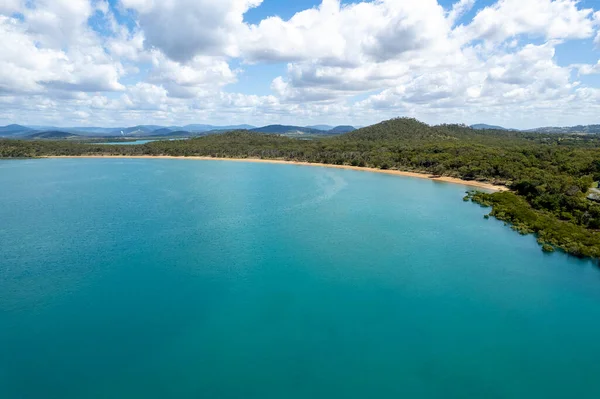 Drone Εναέρια Πάνω Από Μπλε Νερά Προς Μια Ακατοίκητη Παραλία — Φωτογραφία Αρχείου