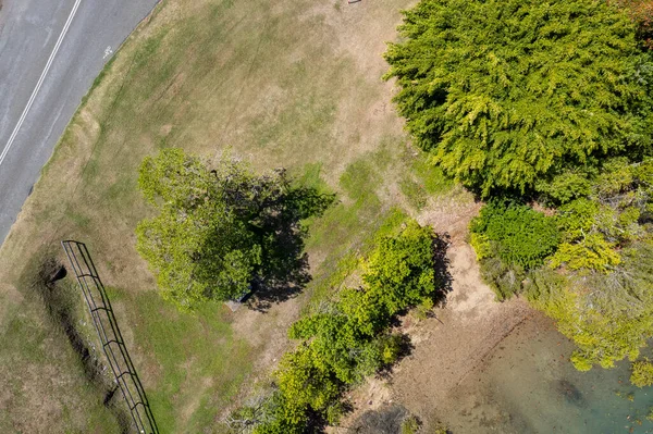 Gps Aéreo Assistido Drone Entrando Para Pousar Uma Praia Arborizada — Fotografia de Stock