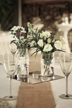 Renkli bir düğün resepsiyonu için çiçek masasının süslemelerini kapat.