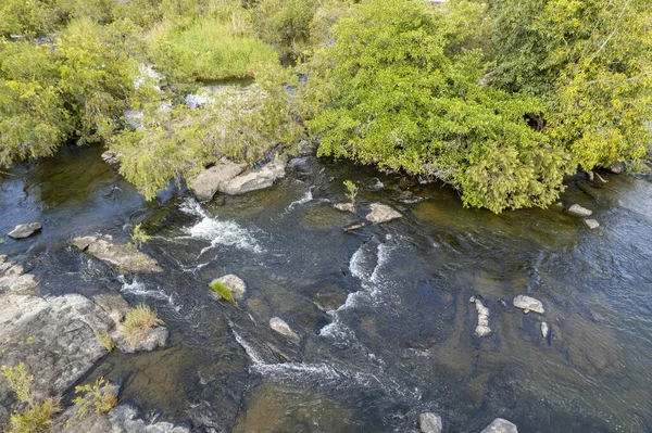 Agua Que Fluye Sobre Rocas Lecho Del Río Poco Profundo — Foto de Stock
