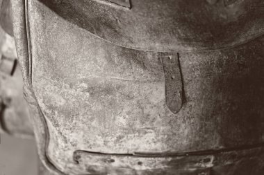 Kasıtlı olarak sığ alan derinliği - geçmişte at sırtında kovboylar tarafından kullanılan eski deri eyer çantası