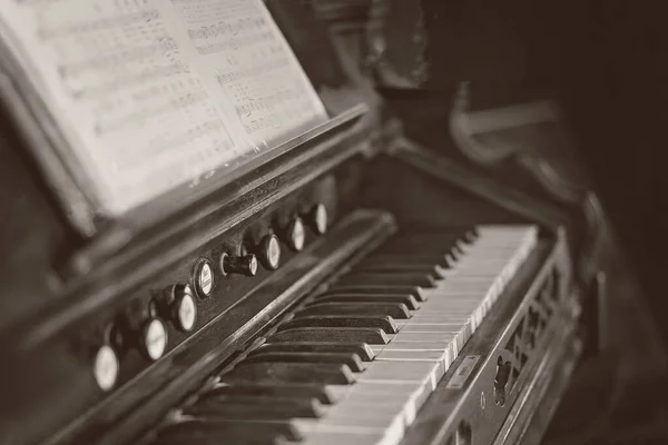 Close Das Teclas Marfim Musical Piano Vintage Com Partituras Monótono — Fotografia de Stock
