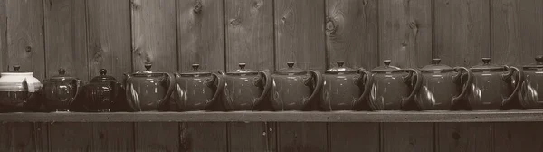 Ряд Маленьких Коричневих Чайників Ряд Полиці Дерев Яній Стіні Монотонне — стокове фото