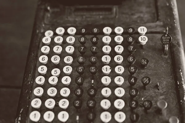 Vintage Kalkulator Używany Dodawania Liczb Dawnych Czasach Monoton Płytkiej Głębi — Zdjęcie stockowe