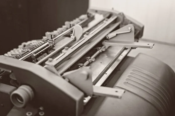 Κοντινό Πλάνο Του Vintage Εξοπλισμού Εκτυπωτικών Μηχανών Ρηχό Βάθος Πεδίου — Φωτογραφία Αρχείου