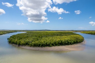 Koumala Queensland Avustralya 'daki Rocky Dam Creek Koumala ormanının etrafını saran derenin üzerindeki bulutlar.