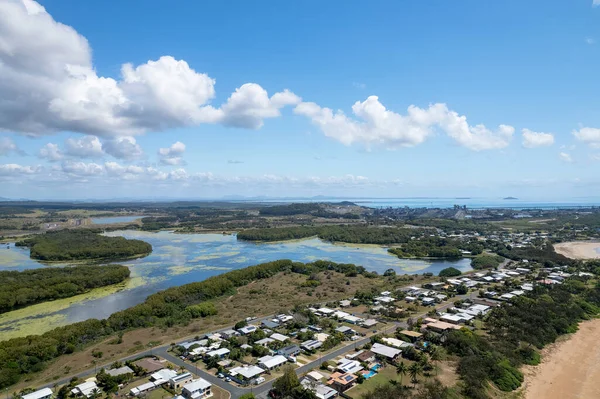 澳大利亚昆士兰州麦凯Salonika海滩 2021年9月 在一个自然泻湖的支持下 高瞻远瞩的海滨海滨无人飞机景观 — 图库照片
