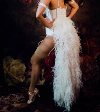 Burlesk dansçısının tüylü kostümünü kapat.